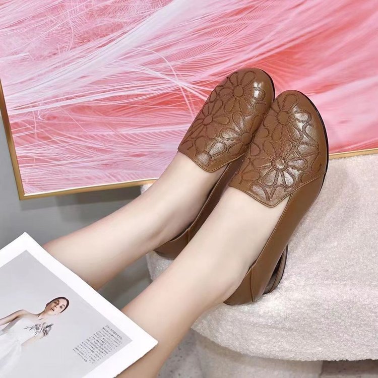 Vintage Round Toe Embroidered Low Heel Casual Women's Leather Shoes